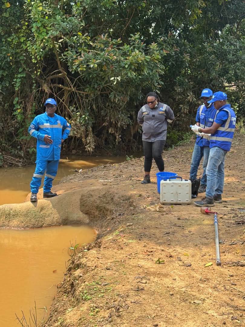 Équipe du CIAPOL en intervention à Monga après une pollution présumée de la rivière par l'usine KEDA CI CERAMICS.  