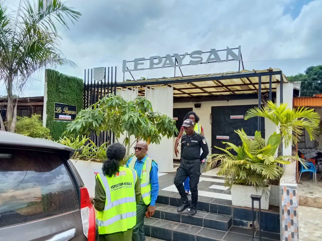 Porte d’un établissement scellée avec des affiches « Fermé, interdit d’accès » à Daloa