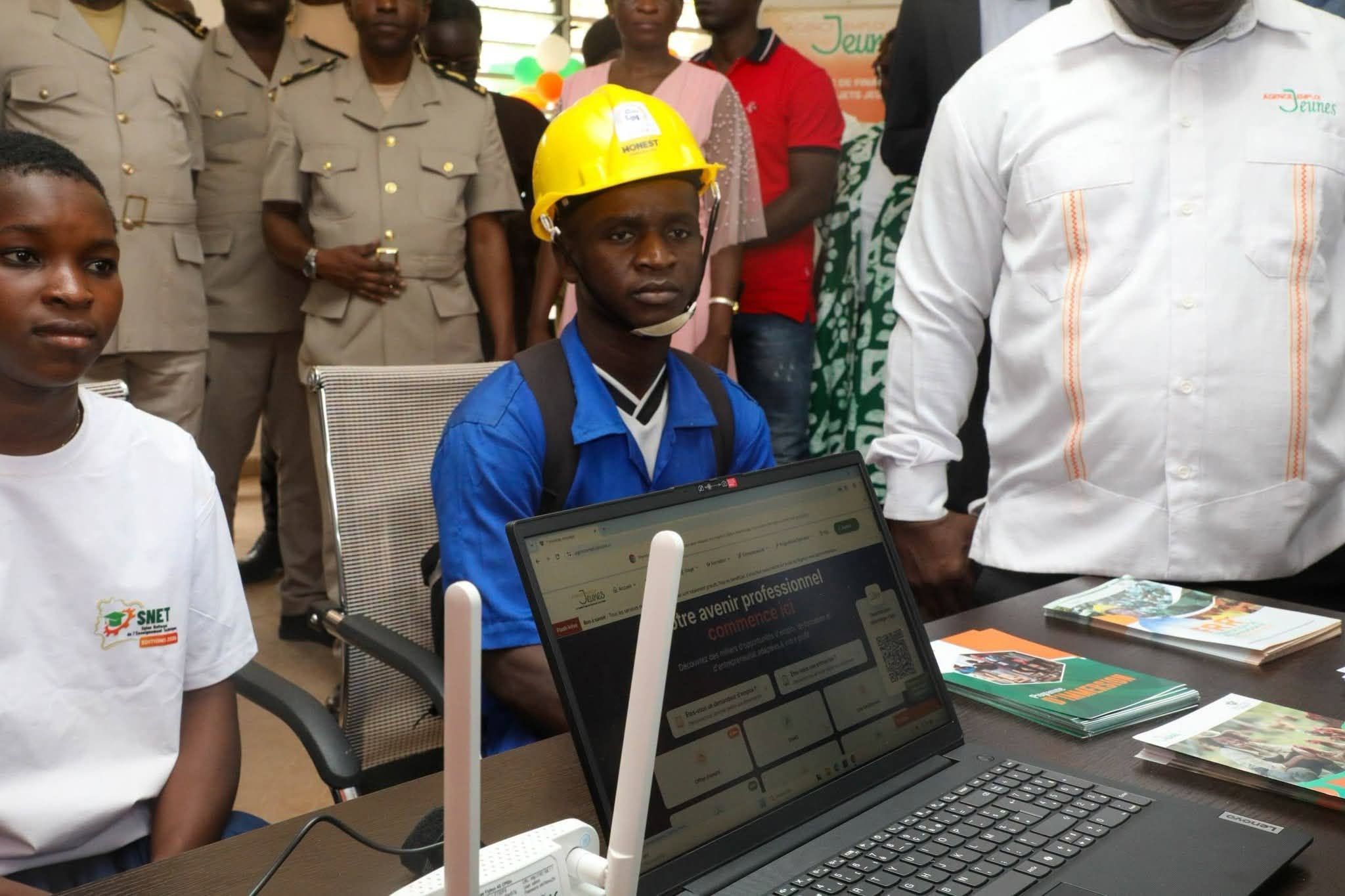 Élève devant la plateforme de l'Agence Emploi Jeunes au Guichet Emploi de Daloa