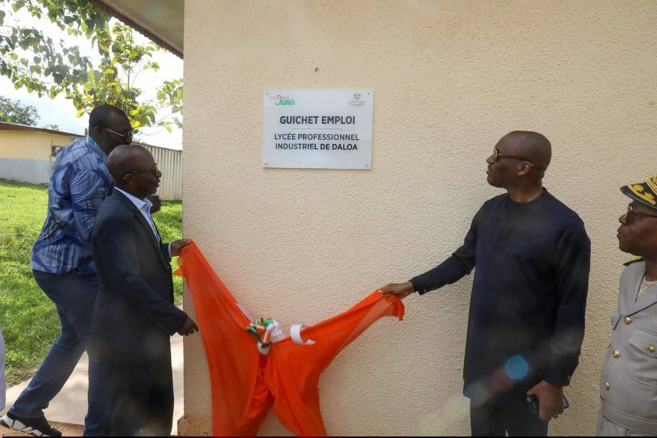 Dévoilement de la plaque du Guichet Emploi du lycée professionnel industriel de Daloa