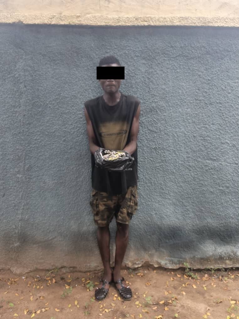 Individu au visage masqué, tenant un sachet noir, interpellé par la police de Vavoua