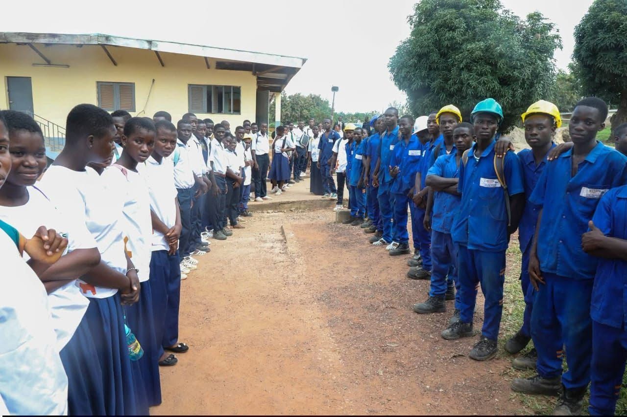 Élèves du lycée professionnel industriel de Daloa en haie d'honneur