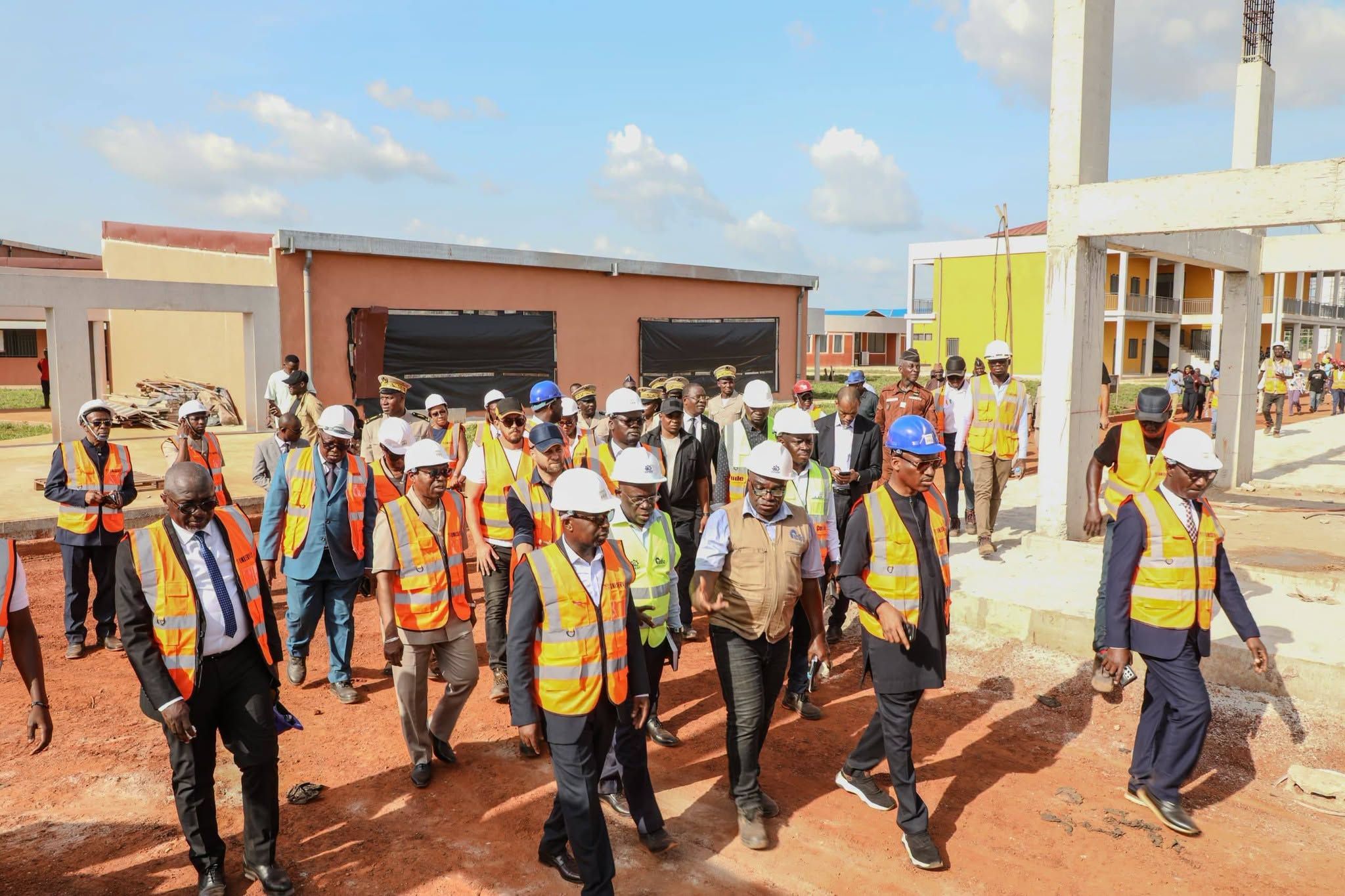 Mamadou Touré et Jean-Louis Moulot visitent le chantier du futur lycée technique de Daloa