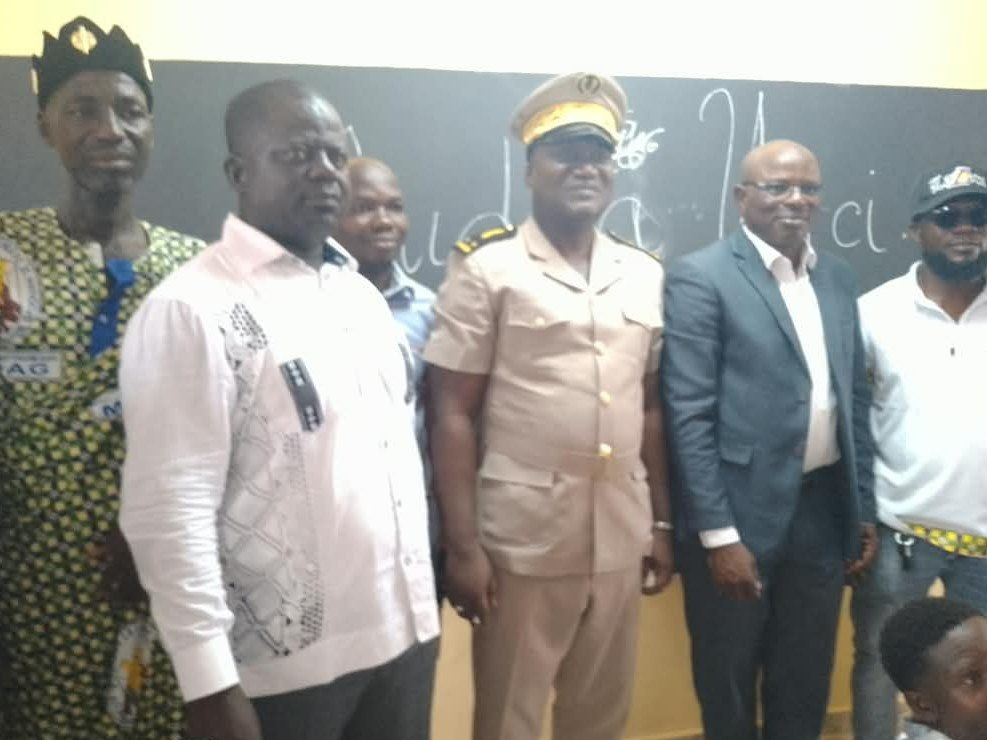 Le sous-préfet de Gadouan et les officiels dans une nouvelle salle de classe de l'école d'Adjamé-Guipry