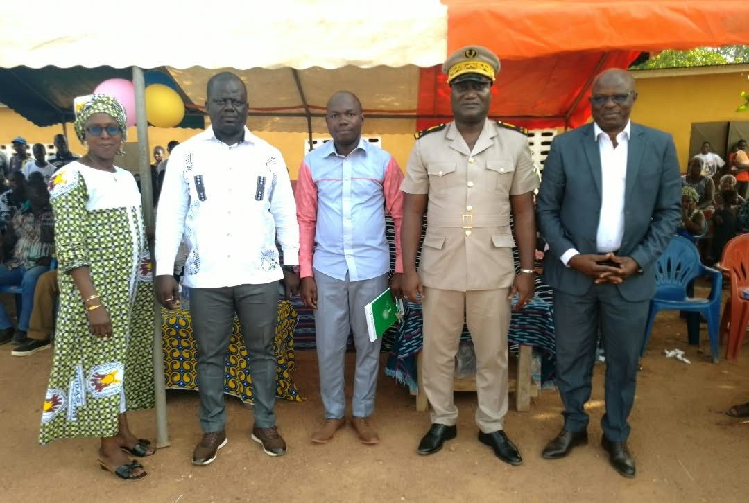 Le sous-préfet de Gadouan entouré des officiels lors de la remise des salles de classe d'Adjamé-Guipry
