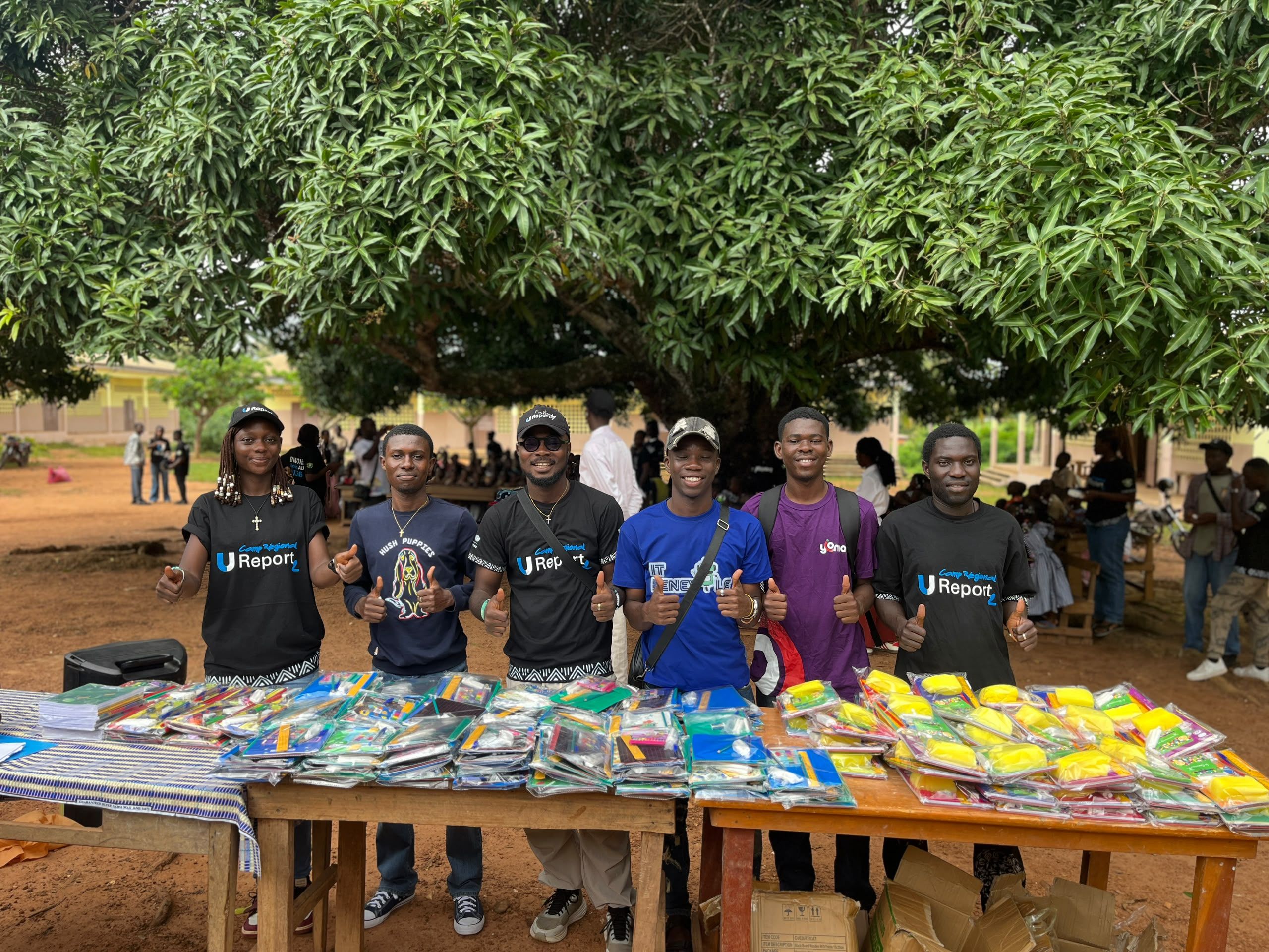 Remise des kits scolaires aux élèves de Zoukougbeu par la communauté U-Report Daloa.