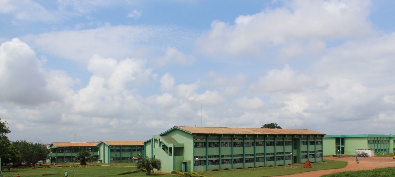 Campus de l'Université Jean Lorougnon Guédé à Daloa, bâtiments d'enseignement vus depuis la pelouse