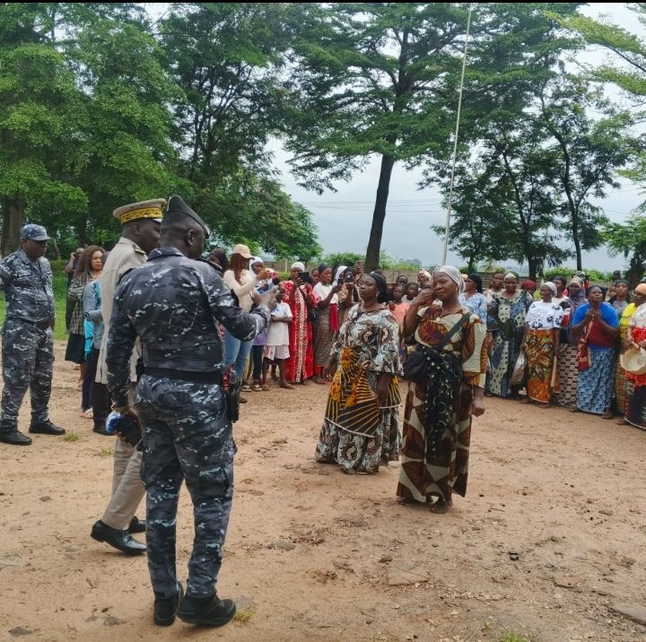 Vendeuses de poisson face aux autorités devant la préfecture de Vavoua